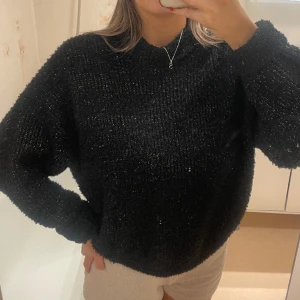 Stickad tröja med glitter  - 🫶🏼