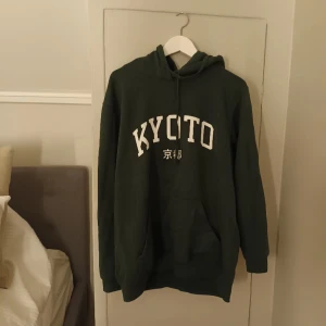 Hoodie - En mörk grön hoodie
