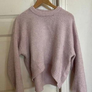 Ljusrosa stickad tröja  - Stickad tröja från Bershka, något croppad fram!