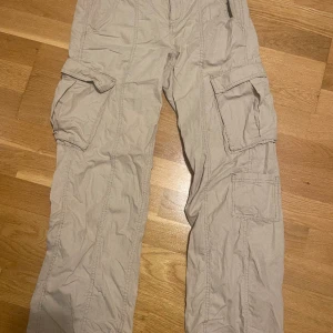 cargo pants - använda några gånger, inga defekter dom ör som nya
