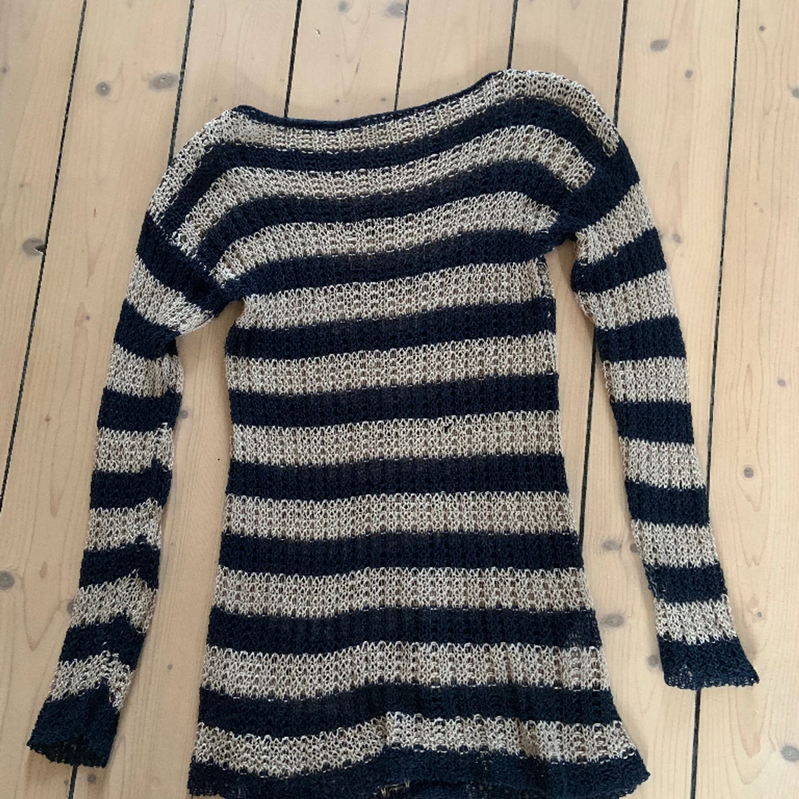 Alternativ randig stickad tröja  - 90