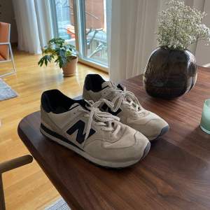 Ett par new balance 574 i storlek 45,5 i nyskick, nypris ligger de på ca 1300