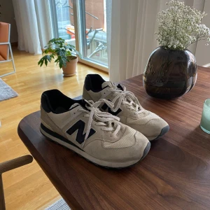 New balance 574 i storlek 45,5 - Ett par new balance 574 i storlek 45,5 i nyskick, nypris ligger de på ca 1300