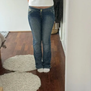 Lågmidjade jeans  - Säljer dessa coola lågmidjade jeans då dem inte kommer till användning längre💕💕