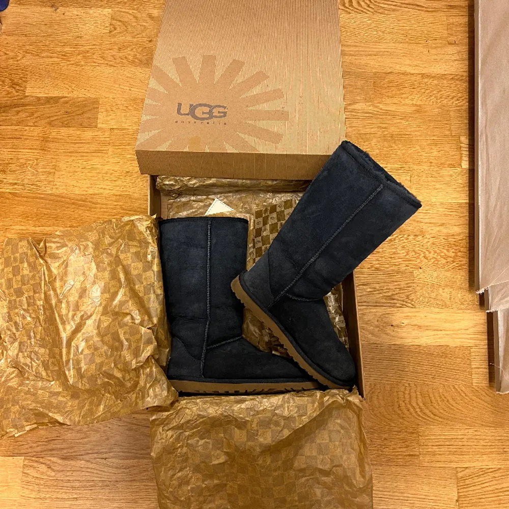 Ugg classic tall. Colour: navy blue Size: 37  Has only been occasionally so it’s in really good condition. The original box is available.  Original price: 3000 SEK . Skor.