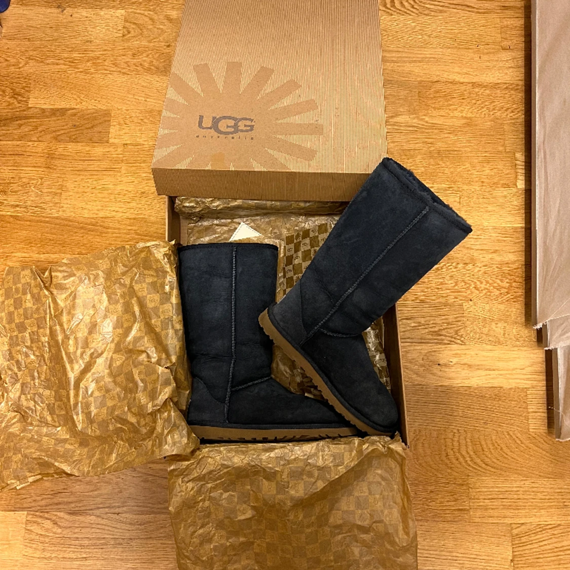 UGG classic tall navy 37