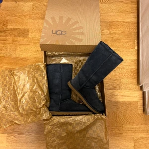 UGG classic tall navy 37 - Ugg classic tall. Colour: navy blue Size: 37  Has only been occasionally so it’s in really good condition. The original box is available.  Original price: 3000 SEK 