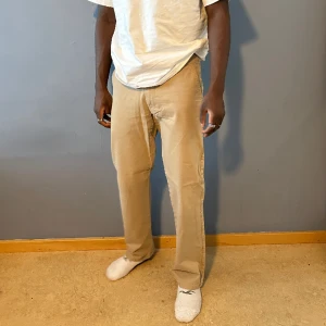 Light brown jeans - Light brown jeans   Waist: 43cm Outseam: 98cm Leg-opening: 20,5cm   Feel free to ask any questions  Price is negotiable but please be resonable