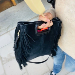 maje väska  - hej jag säljer min maje väska i mocka som är köpt på Nk. Den är i rätt fint skick och man får med det långa bandet och dustbagen, väskan är praktiskt och man får plats med mycket!🥰