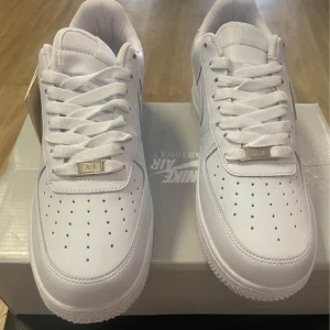 Nike air 1 - Helt nya har inte använt den äkta 100% finne här i Solna  jag vill sälja den för 150kr för jag har andra skor och den är för små 