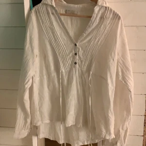 Blus - Fin och luftig blus! Lite genomskinlig men perfekt med ett linne eller bikini under.