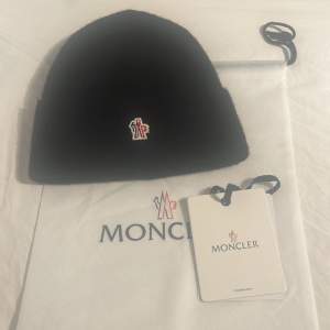 Moncler mössa perfekt till vintern eller julklapp då den är ny och aldrig använd mer än testad 1 gång så aldrig använts utomhus (mössan är inte äkta men har samma lappar som äkta och är 1:1 kopia)