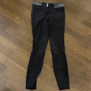 Ridbyxor - Säljer 2st helt nya ridbyxor en i svart och en i marinblå (marinblå har prislapp kvar) köpta i hööks org pris 799kr. Mitt pris 299kr/styck