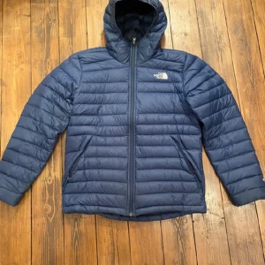 Mörk blå north face jacka - Använd en del gånger men fortfarande i mycket fint skick. erbjuder komfort under större delen av året. Det är en barnstorlek XL men passar mer som en S.