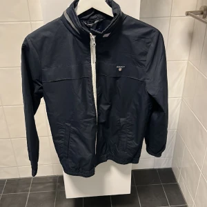 Gant vår jacka - En gant vårjacka i marin blå med reflexer storlek 146/152