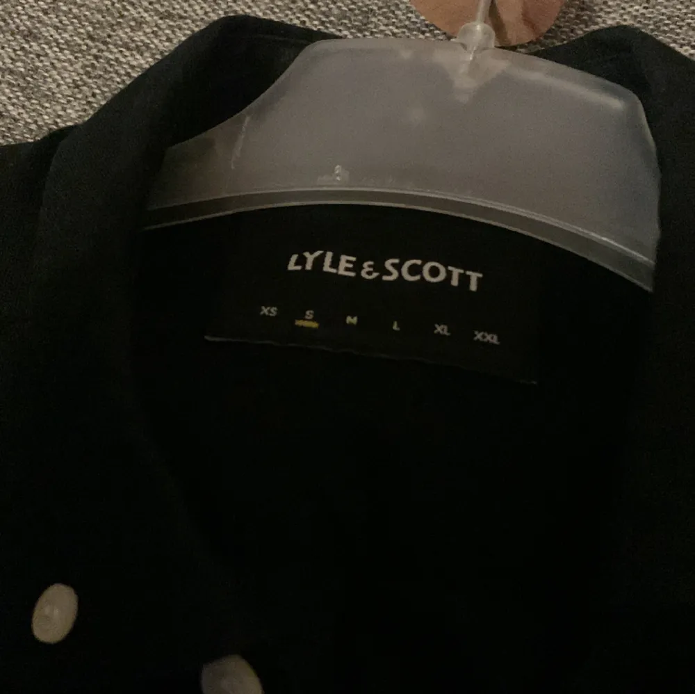 Lyle & Scott Skjorta helt i nyskick säljes då den inte riktigt passar mig längre. Använd 2 gånger.  Storlek S. Skjortor.