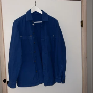 Zara jeansjacka  - Säljer denna jeansjacka från zara herrmodel strl M perfekt till sommarn använd en helg på ski&rock därefter har den bara legat i garderoben. Passar även för tjejer om man vill ha den oversize 