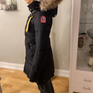 Parajumper - Parajumper i nyskick ”longbear” ( den nyare modellen). Knappt använd! Inget slitage alls. I storlek XS! Köpt på Jolina i borås, kvitto finns. Hör av er för ytterligare bilder😀(köparen står för frakt)