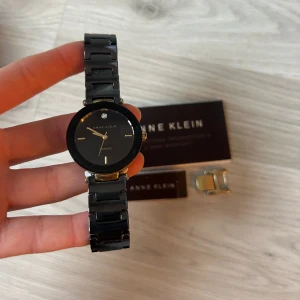 ANNE KLEIN KLOCKA - Helt ny ANNE KLEIN klocka, endast testad en gång! Nyskick! Man får med kartongen, instruktioner och en extra-länk🫶🏻 Skriv för fler bilder eller bild på!! Köpt för 1799kr!!