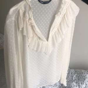 Zara volang blus🤍 - Så fiiiiin! Aldrig använd❤️