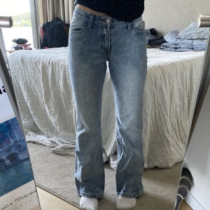 Lågmidjade jeans - Supersnygga lågmidjade jeans från Brandy Melville. Säljer då jag har ett liknande par och de inte kommer till användning.