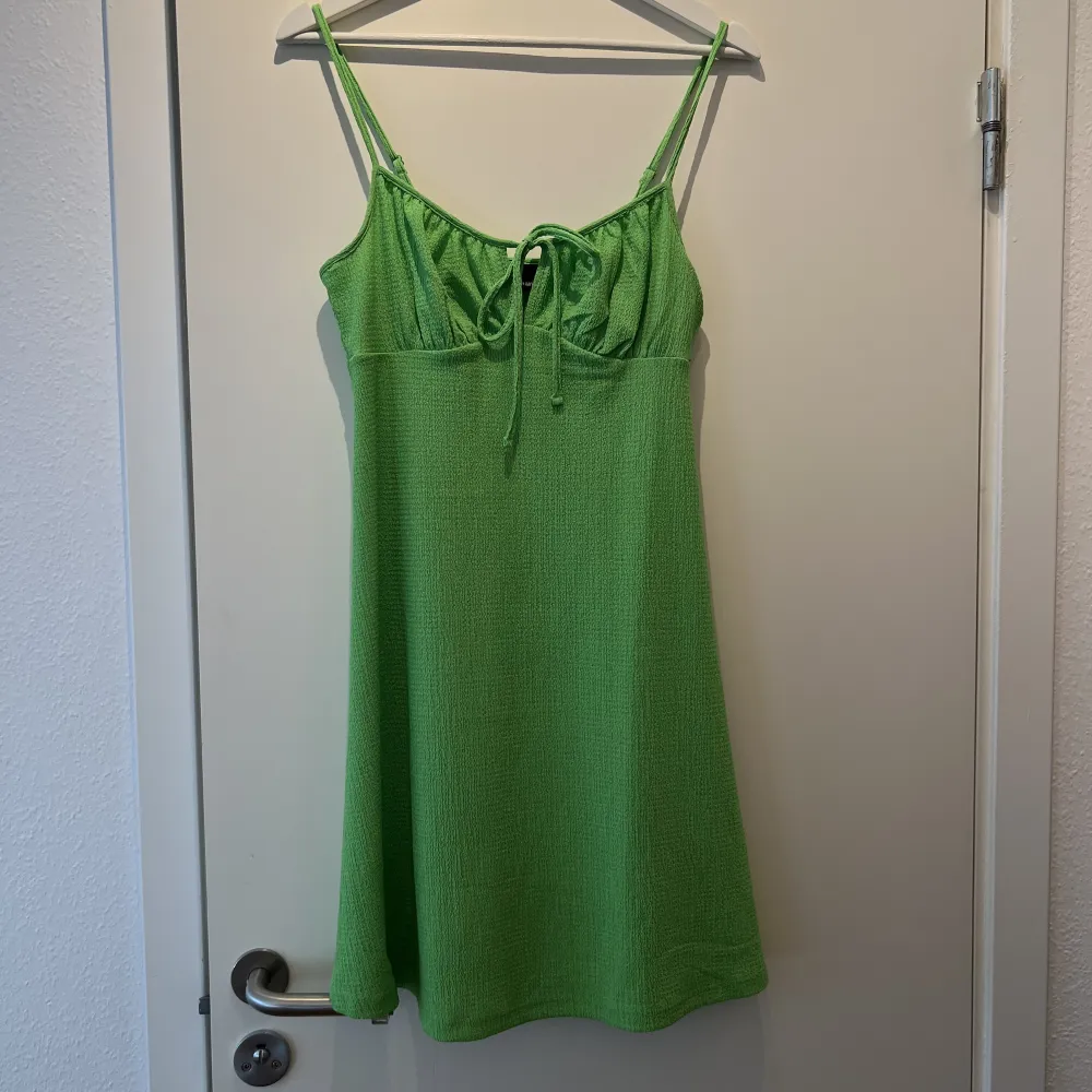 Söt grön klänning från ginatricot i storlek S. Aldrig använd . Klänningar.