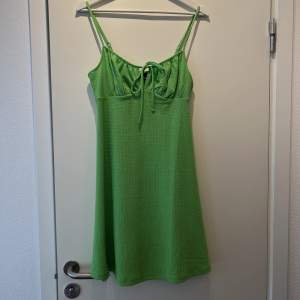 Söt grön klänning från ginatricot i storlek S. Aldrig använd 