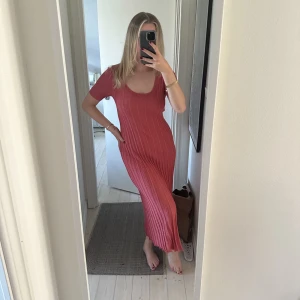 Glittrig klänning  - Glittrig klänning ifrån Mango! Storlek M, passar även S