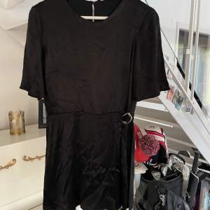 En svart kort jumpsuit från zara, väldigt fint skick