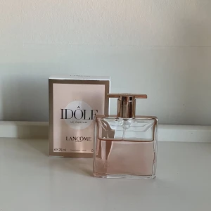 Parfym - Parfym Idole Lancome 25 ml. Säljer då jag inte använder parfym men underbar doft!!