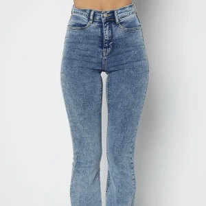 Hög midjade jeans - Dessa är ett par nya oanvända jeas från bubble room som är högmidjade, flared och strechiga. Dessa sitter perfekt och funkar för vilken kroppstyp som helst, kan diskutera pris💗