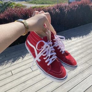 Vans SK8-HI  - Höga sneakers från Vans i färgen röd. Nyskick då jag köpte fel stolek och knappt använt dem. Köparen står för frakt!