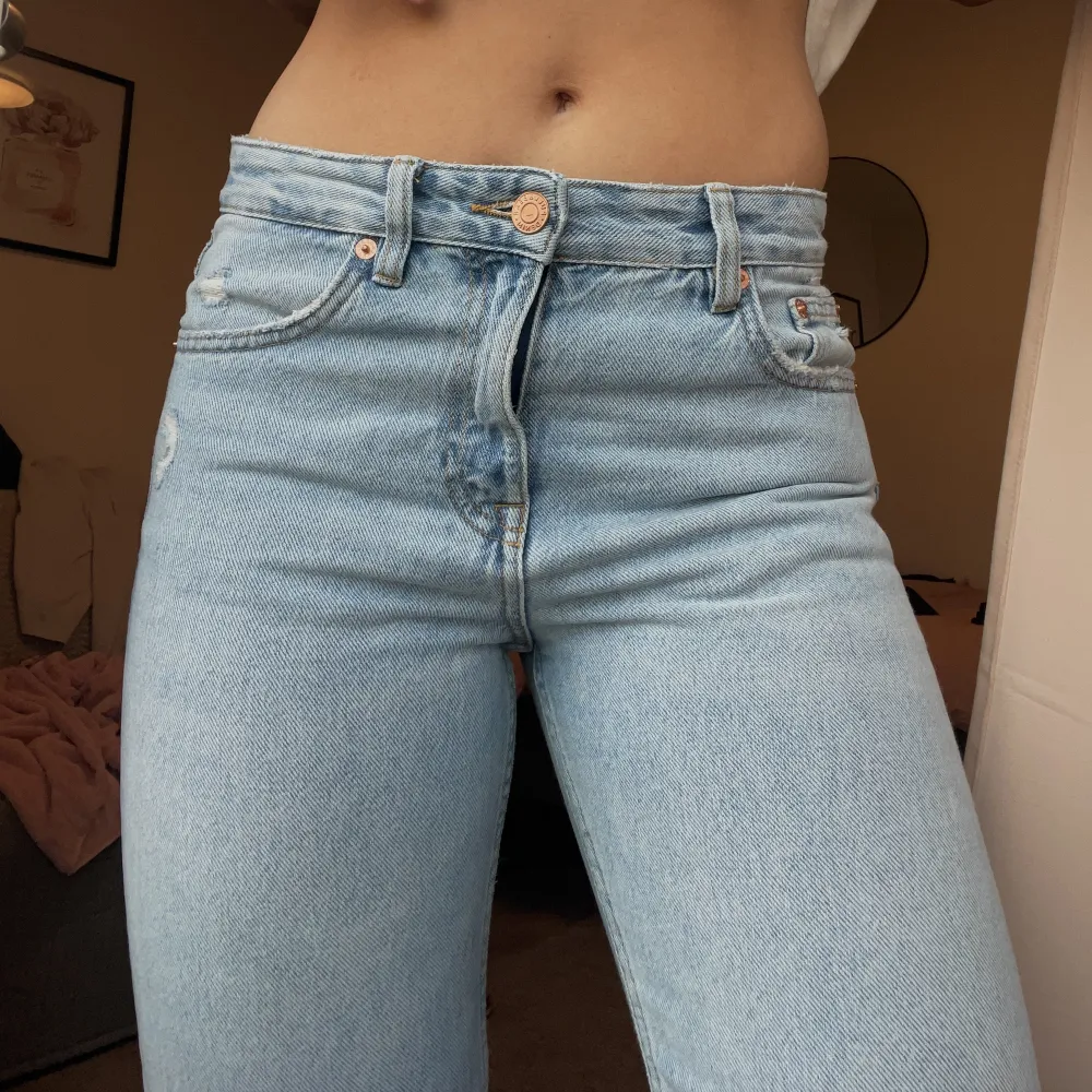 Ett par low/midwaist jeans från Pull&Bear som är slutsålda! Otroligt fina och är knappt använda. De är i storlek 36 men är ganska så tighta i rumpan och höfterna. Perfekt längd för mig som är 172cm! ❤️. Jeans & Byxor.