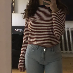 Rödrandig tröja - Rödrandig tröja med blå krage.