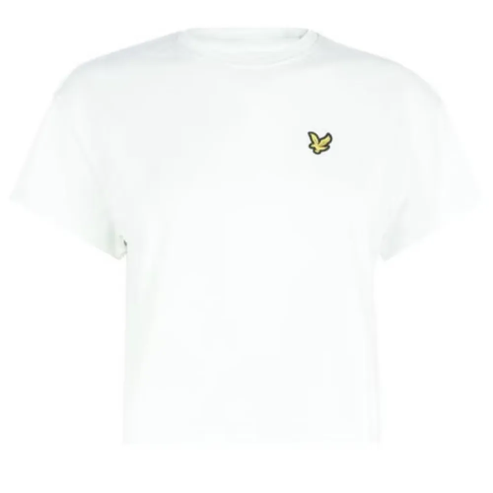 Nästa helt oanvänd vit t-shirt från märket Lyle&Scott. T-shirten har en kortare modell. . T-shirts.