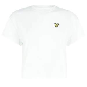 Nästa helt oanvänd vit t-shirt från märket Lyle&Scott. T-shirten har en kortare modell. 