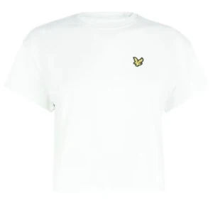 T-shirt  - Nästa helt oanvänd vit t-shirt från märket Lyle&Scott. T-shirten har en kortare modell. 