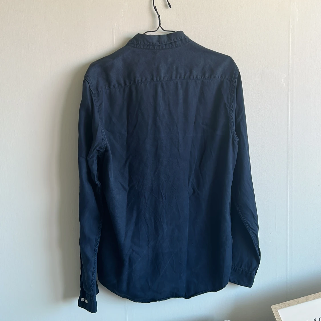 Nn07 - mörkblå skjorta - 90