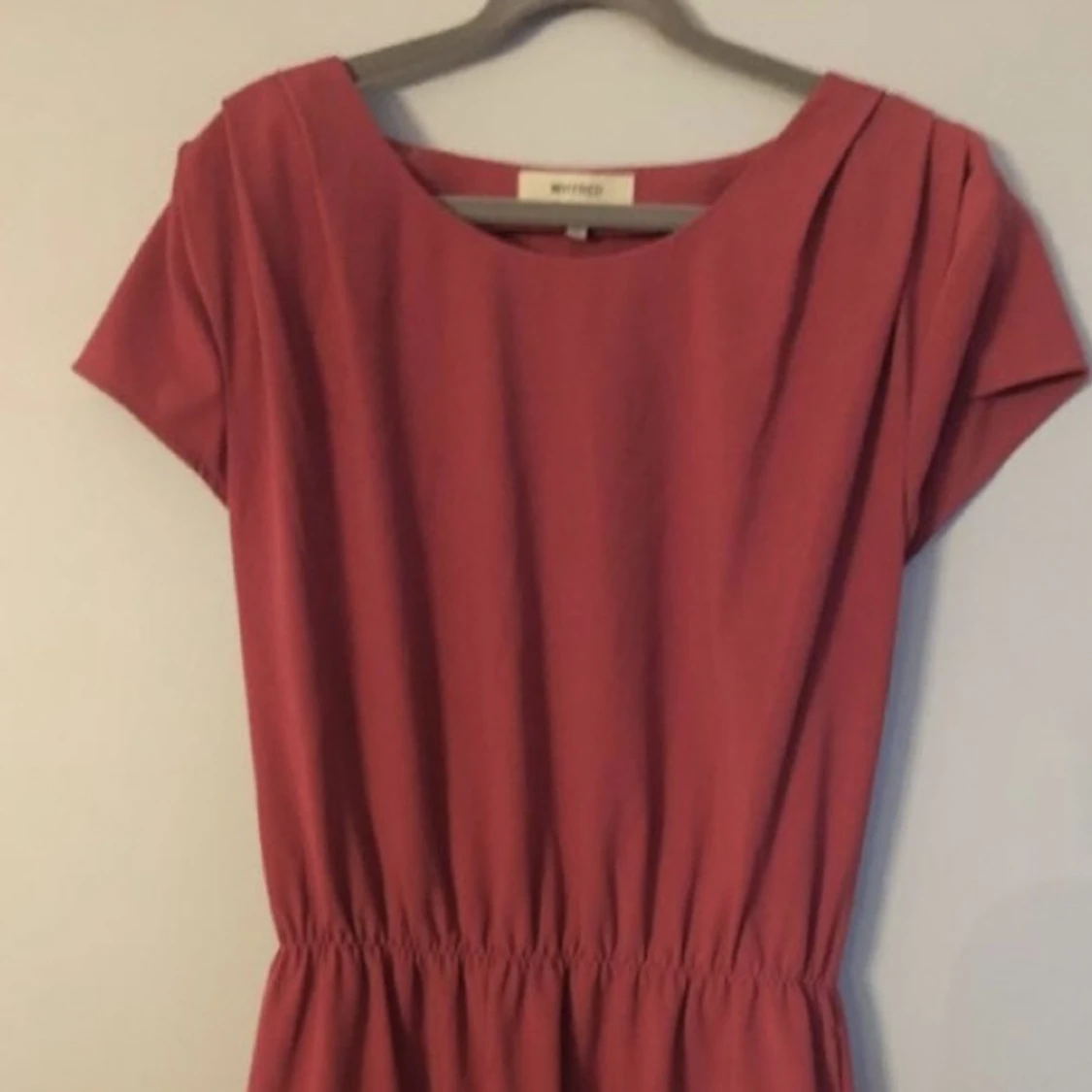 Plommonrosa klänning från Whyred 