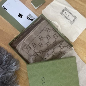 Gucci halsduk - Köpt i mars. Nypris var mellan 3500-4000kr  Två små lösa trådar. Se bild.   Säljes för 1600kr  Låda, kvitto och påse medföljer.   Finns i Perstorp eller skickas. 