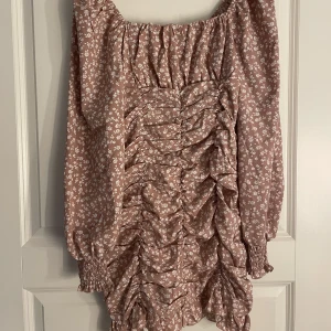 Klänning  - En superfin klänning som formar sig jätte fint på kroppen. Säljer då den är för liten på mig🩷🩵