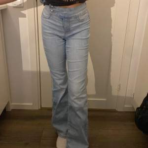 Jeans som är köpte från H&M. Har används men väldigt fina. Storlek 36 pris: 150
