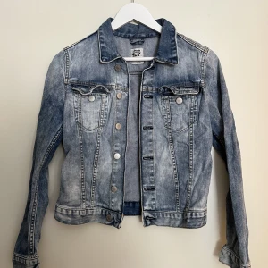 Jeansjacka - Jeansjacka i en ljus blandad tvätt. Lite stretchig i tyget och en figurnära passform.