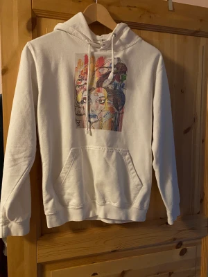 Hoodie  - Säljer en fin vit hoodie i storlek XS då den är för liten. 