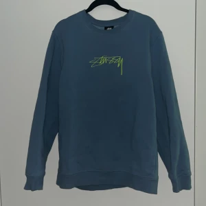 Stüssy Sweatshirt - Himmelsblå Oversized Stüssy tröja i storlek M.