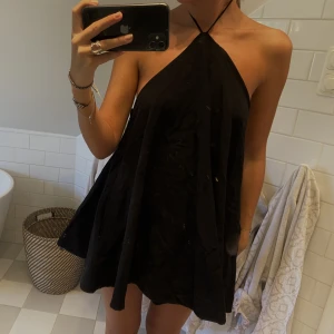 Zara klänning - Superfin svart zaraklänning med bar rygg❤️❤️