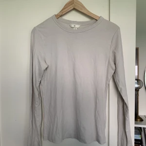 Topp🤍 - Topp ifrån H&M, ser ut som en skims topp🤍