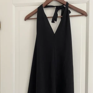 Svart klänning zara strl XS - Svart halterneck klänning från Zara med knytning i nacken 