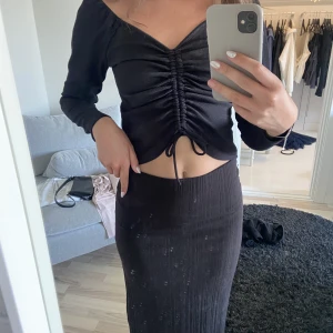 Topp - Topp med knytning framtill. Ifrån bikbok. Modellen är 176 och bär storlek 36. Använt endast en gång.