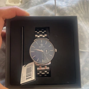 Gant klocka - Park hill black metal gant klocka. Helt oanvänd då ettikett sitter på. Köpt för 2000kr.